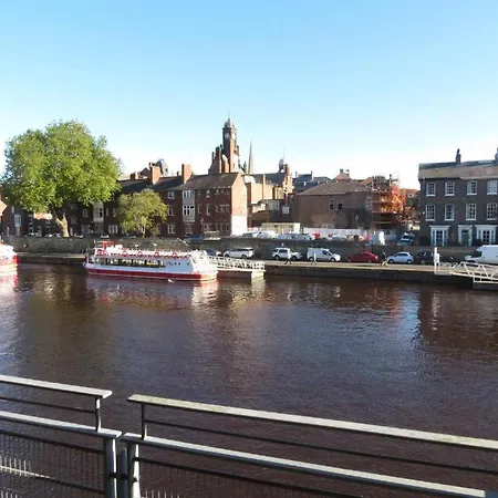 3 Emperors Wharf With Stunning River Views-3